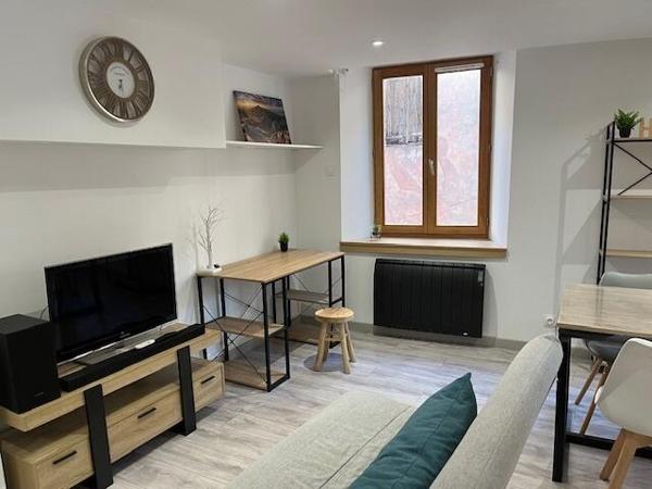 Charmant appartement T2 à la location meublée, moderne et chaleureux avec casier de rangement