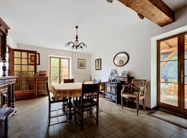 Maison familiale avec jardin à GRAY-LA-VILLE