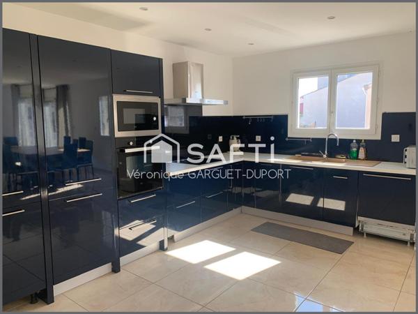 Villa récente, spacieuse, lumineuse avec nombreux stationnements