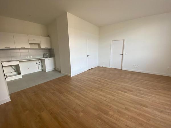 A LOUER : T1 à ROUBAIX • • 710 € CC • Réf. 866-A209