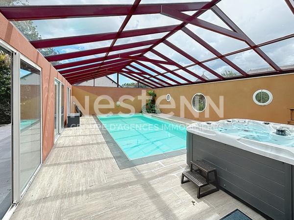 SOUS COMPROMIS - COSNAC superbe maison familiale de 245 M2 avec piscine intérieure, grand terrain et hangar  - Double Garage