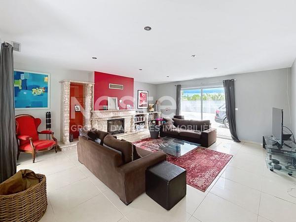 SOUS COMPROMIS - COSNAC superbe maison familiale de 245 M2 avec piscine intérieure, grand terrain et hangar  - Double Garage