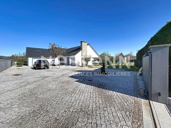 SOUS COMPROMIS - COSNAC superbe maison familiale de 245 M2 avec piscine intérieure, grand terrain et hangar  - Double Garage
