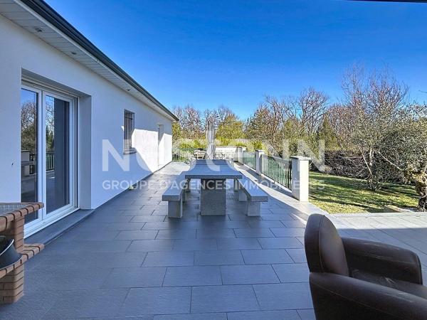 SOUS COMPROMIS - COSNAC superbe maison familiale de 245 M2 avec piscine intérieure, grand terrain et hangar  - Double Garage