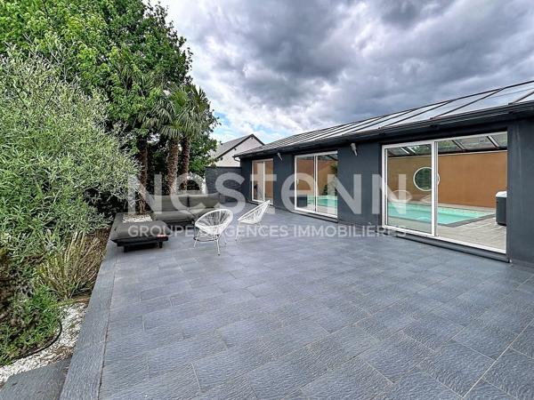 SOUS COMPROMIS - COSNAC superbe maison familiale de 245 M2 avec piscine intérieure, grand terrain et hangar  - Double Garage