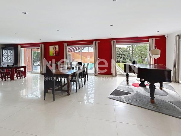 SOUS COMPROMIS - COSNAC superbe maison familiale de 245 M2 avec piscine intérieure, grand terrain et hangar  - Double Garage