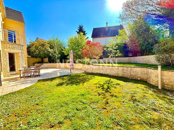 Nestenn Igny - Maison familiale de Prestige lumineuse de 250m², Secteur Palaiseau/Pileu, 6 chambres, bureau, double séjour avec accès terrasse/jardin, garage, sous-sol total, proche des commerces et transports
