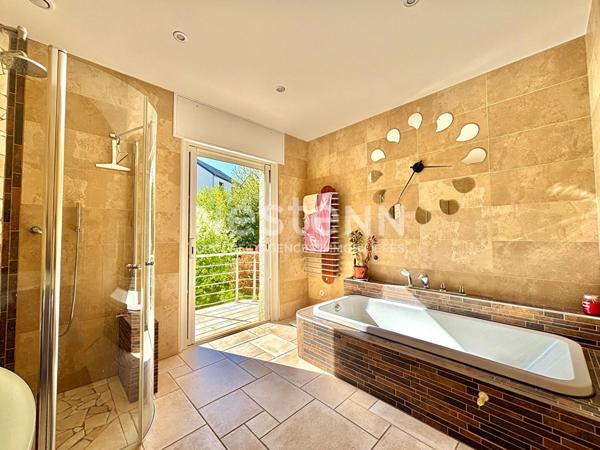 Nestenn Igny - Maison familiale de Prestige lumineuse de 250m², Secteur Palaiseau/Pileu, 6 chambres, bureau, double séjour avec accès terrasse/jardin, garage, sous-sol total, proche des commerces et transports