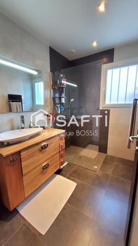 Maison de plain-pied impeccable de 86m2 – proche bourg, à 290 m des commerces de Mouilleron-le-Captif