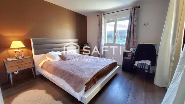 Maison de plain-pied impeccable de 86m2 – proche bourg, à 290 m des commerces de Mouilleron-le-Captif