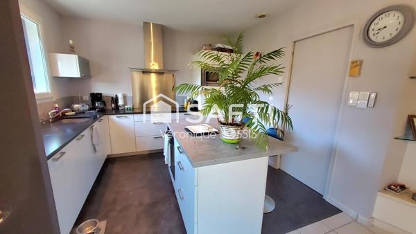 Maison de plain-pied impeccable de 86m2 – proche bourg, à 290 m des commerces de Mouilleron-le-Captif