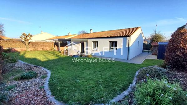 Maison de plain-pied impeccable de 86m2 – proche bourg, à 290 m des commerces de Mouilleron-le-Captif