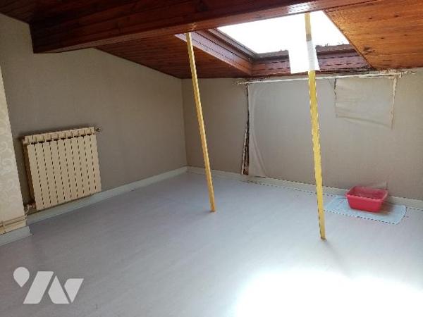 maison de village mitoyenne de 80 m² , avec cour, l'ensemble sur un terrain de 128 m²