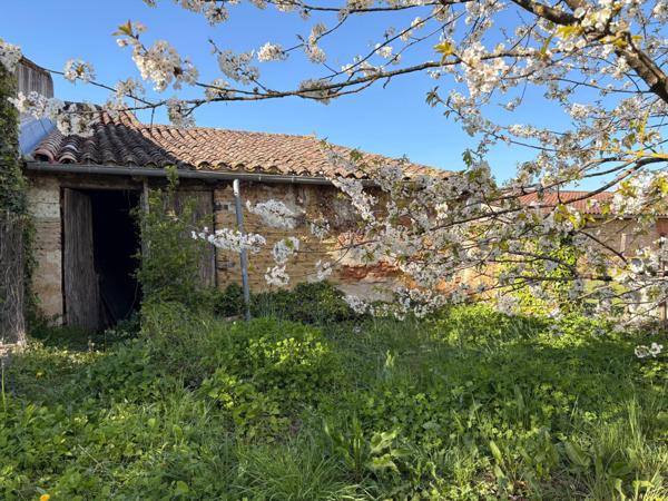 Bâtiment à usage de remise avec jardin, proche des commodités