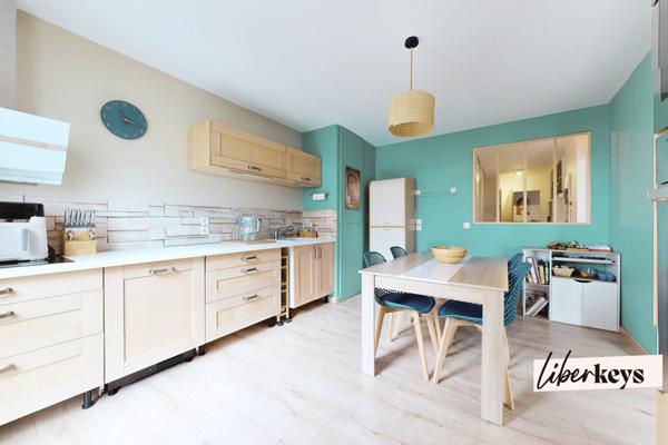 Superbe appartement rénové en dernier étage - à côté du tram T2 - centre ville Saint-Priest 