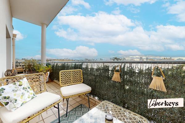 Superbe appartement rénové en dernier étage - à côté du tram T2 - centre ville Saint-Priest 