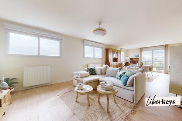 Superbe appartement rénové en dernier étage - à côté du tram T2 - centre ville Saint-Priest 