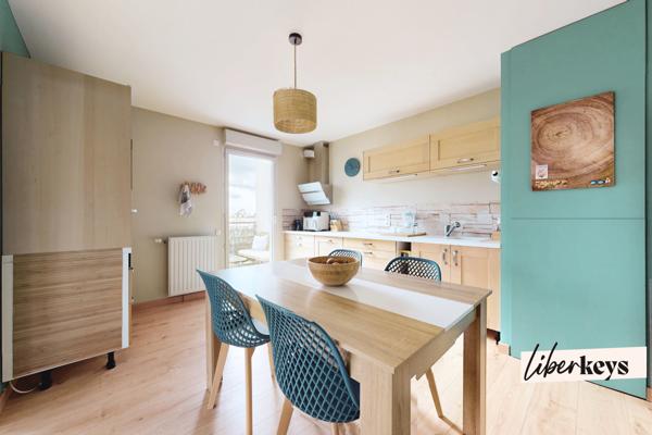 Superbe appartement rénové en dernier étage - à côté du tram T2 - centre ville Saint-Priest 