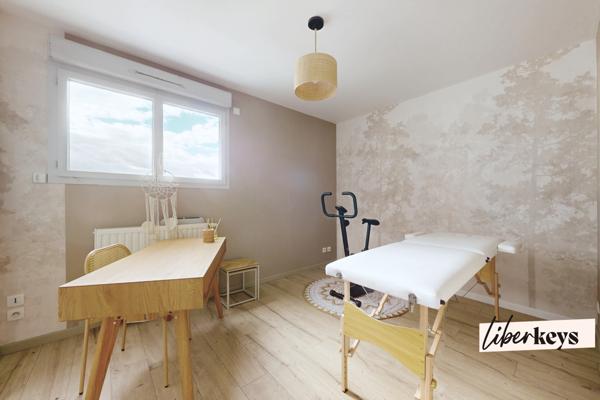 Superbe appartement rénové en dernier étage - à côté du tram T2 - centre ville Saint-Priest 