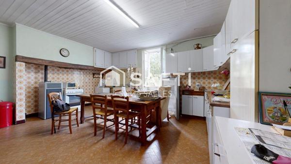 Maison en pierre avec dépendances