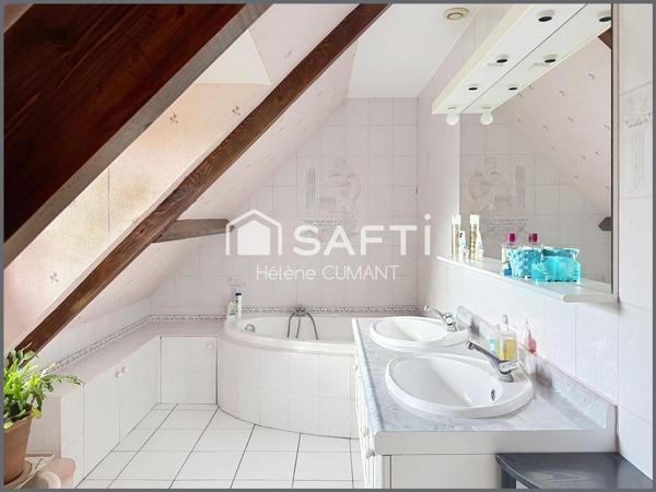 Sur la commune d'Asnières, à seulement 3 km du bourg de Moyaux et de ses commerces de proximité, laissez-vous séduire par ce charmant pavillon parfaitement entretenu, sur sous-sol complet.