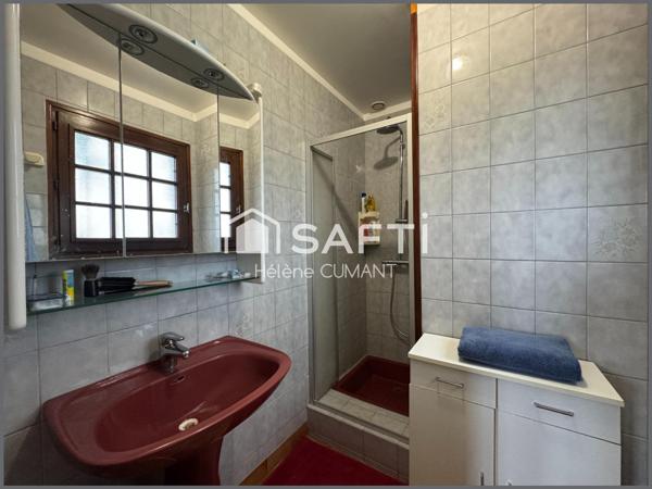 Sur la commune d'Asnières, à seulement 3 km du bourg de Moyaux et de ses commerces de proximité, laissez-vous séduire par ce charmant pavillon parfaitement entretenu, sur sous-sol complet.