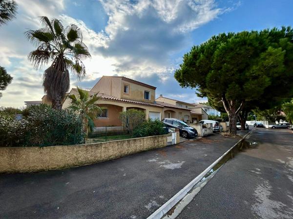 Belle villa 3 faces sur parcelle de 398m2 3 chambres, piscine / grand garage