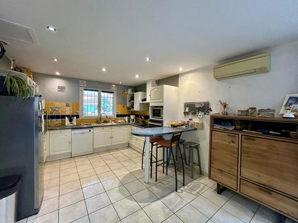 Belle villa 3 faces sur parcelle de 398m2 3 chambres, piscine / grand garage