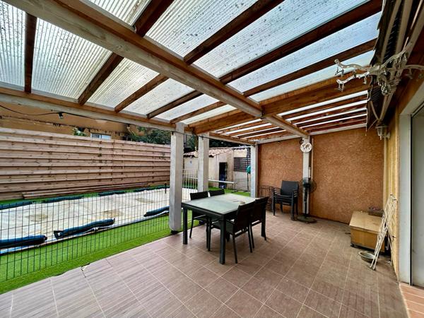 Belle villa 3 faces sur parcelle de 398m2 3 chambres, piscine / grand garage