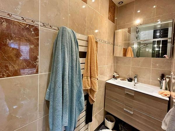 Belle villa 3 faces sur parcelle de 398m2 3 chambres, piscine / grand garage