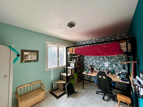 Belle villa 3 faces sur parcelle de 398m2 3 chambres, piscine / grand garage