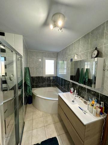 Belle villa 3 faces sur parcelle de 398m2 3 chambres, piscine / grand garage