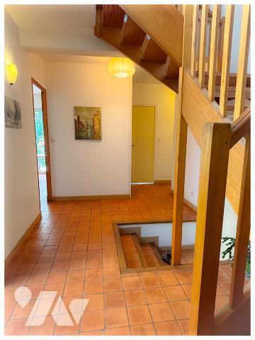 Maison d’architecte avec vue imprenable sur le golf – Calme, volumes et élégance