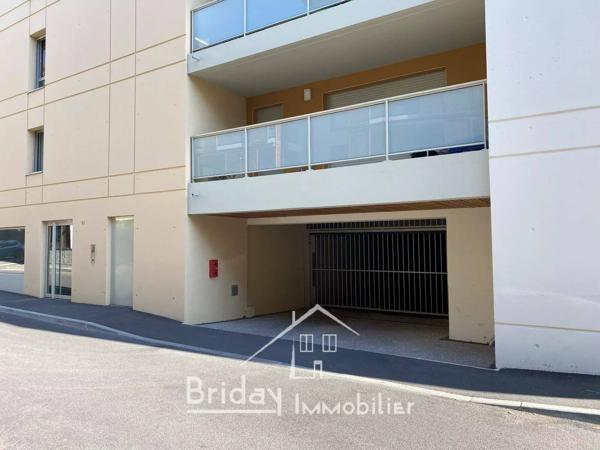 GARAGE BOX FERME A LOUER