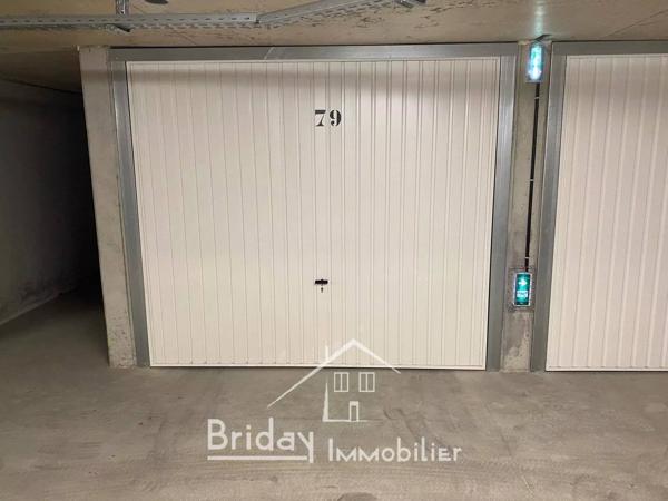 GARAGE BOX FERME A LOUER