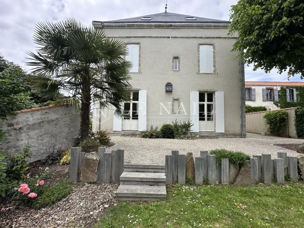 Élégante propriété du XIXe siècle dans le centre historique d’un village, au sud de Nantes