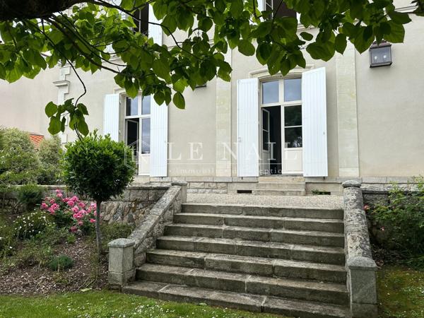 Élégante propriété du XIXe siècle dans le centre historique d’un village, au sud de Nantes