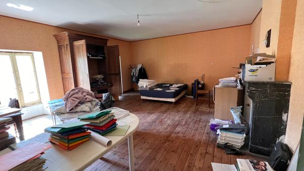 PROPRIÉTÉ DE 650 M2 HABITABLES TERRAIN 28 HECTARES