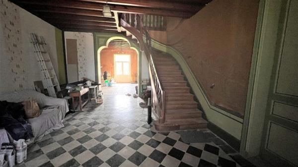 PROPRIÉTÉ DE 650 M2 HABITABLES TERRAIN 28 HECTARES