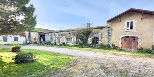 PROPRIÉTÉ DE 650 M2 HABITABLES TERRAIN 28 HECTARES