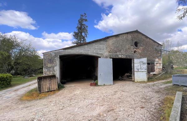 PROPRIÉTÉ DE 650 M2 HABITABLES TERRAIN 28 HECTARES
