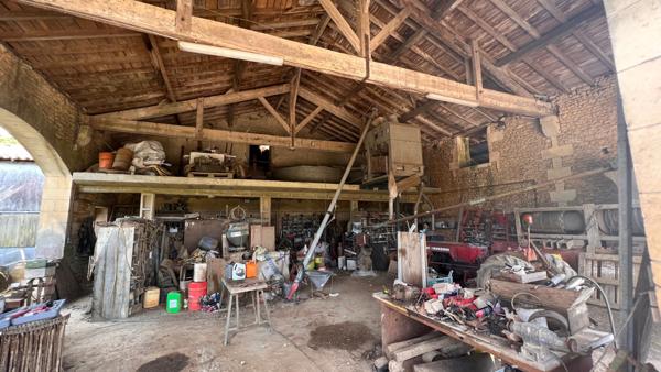 PROPRIÉTÉ DE 650 M2 HABITABLES TERRAIN 28 HECTARES