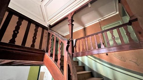 PROPRIÉTÉ DE 650 M2 HABITABLES TERRAIN 28 HECTARES