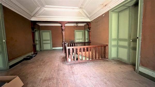 PROPRIÉTÉ DE 650 M2 HABITABLES TERRAIN 28 HECTARES