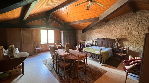 PROPRIÉTÉ DE 650 M2 HABITABLES TERRAIN 28 HECTARES