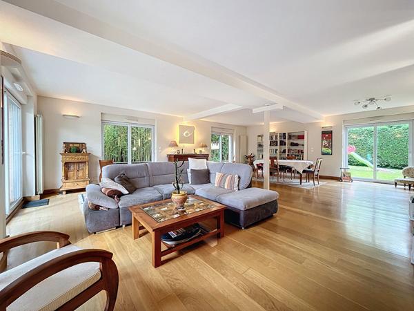 Charmante maison d'architecte entièrement rénovée de 7 pièces de 230m² sur un beau terrain arboré de 1300m² avec piscine.