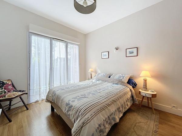 Charmante maison d'architecte entièrement rénovée de 7 pièces de 230m² sur un beau terrain arboré de 1300m² avec piscine.