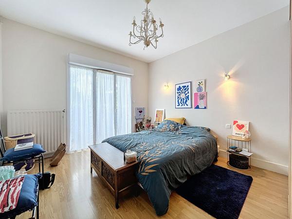 Charmante maison d'architecte entièrement rénovée de 7 pièces de 230m² sur un beau terrain arboré de 1300m² avec piscine.