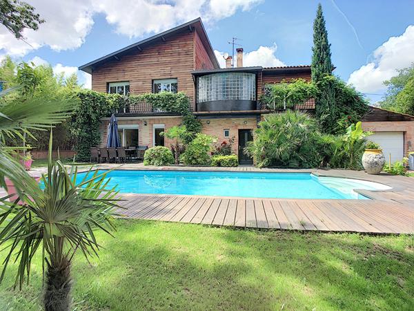 Charmante maison d'architecte entièrement rénovée de 7 pièces de 230m² sur un beau terrain arboré de 1300m² avec piscine.