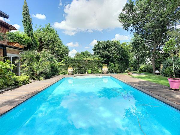 Charmante maison d'architecte entièrement rénovée de 7 pièces de 230m² sur un beau terrain arboré de 1300m² avec piscine.